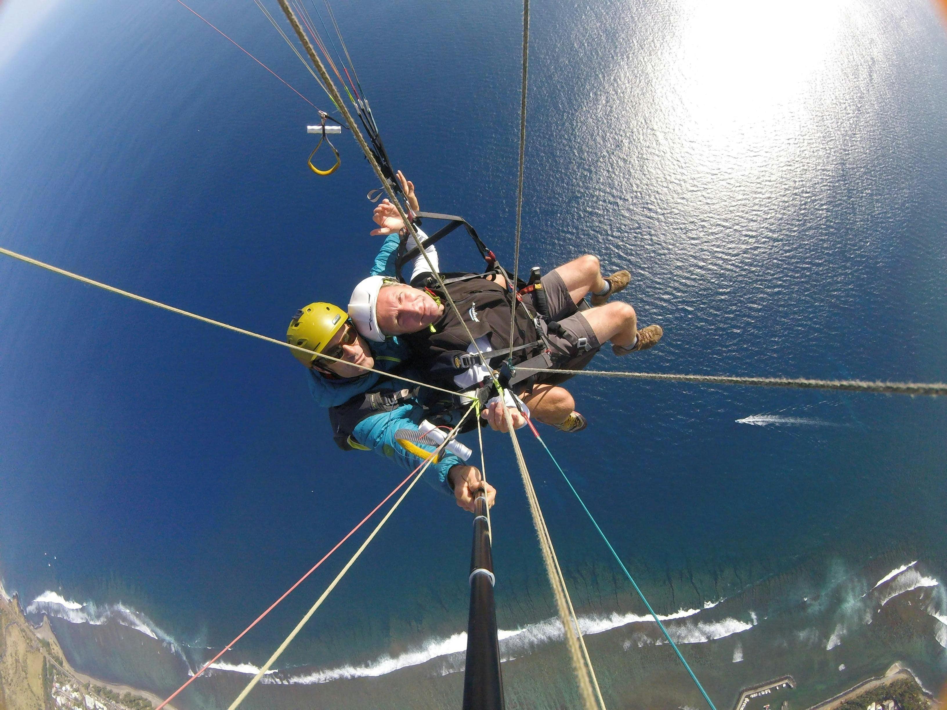 saint-leu-parapente-hero Beeindruckende Landschaften mit Bergen und Meer, wo Aktivitäten von Saint Leu Parapente stattfinden.