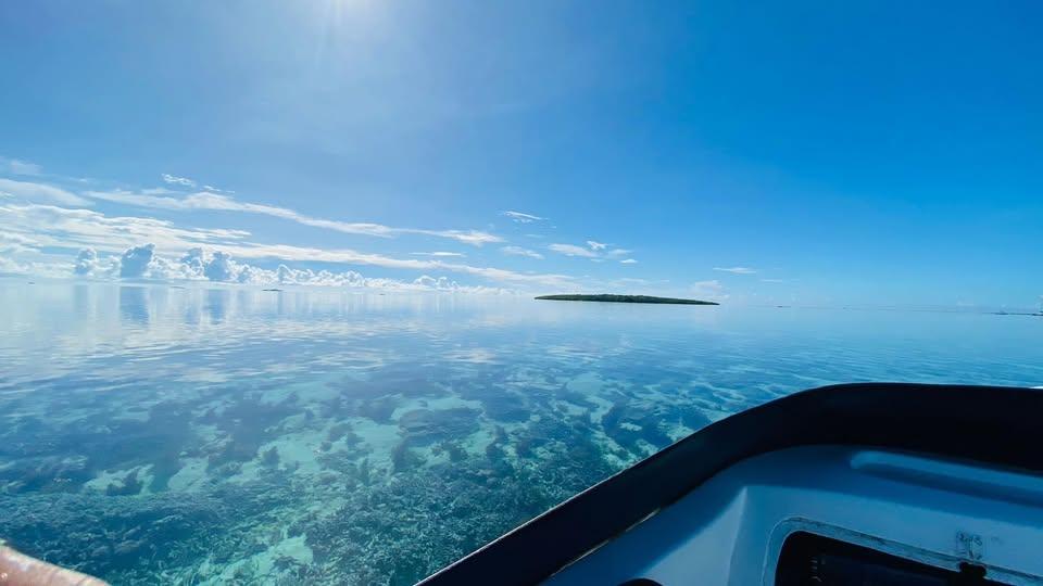Prachtige uitzichten op de blauwe zee in de Blue Bay vanaf Salty Vibes.