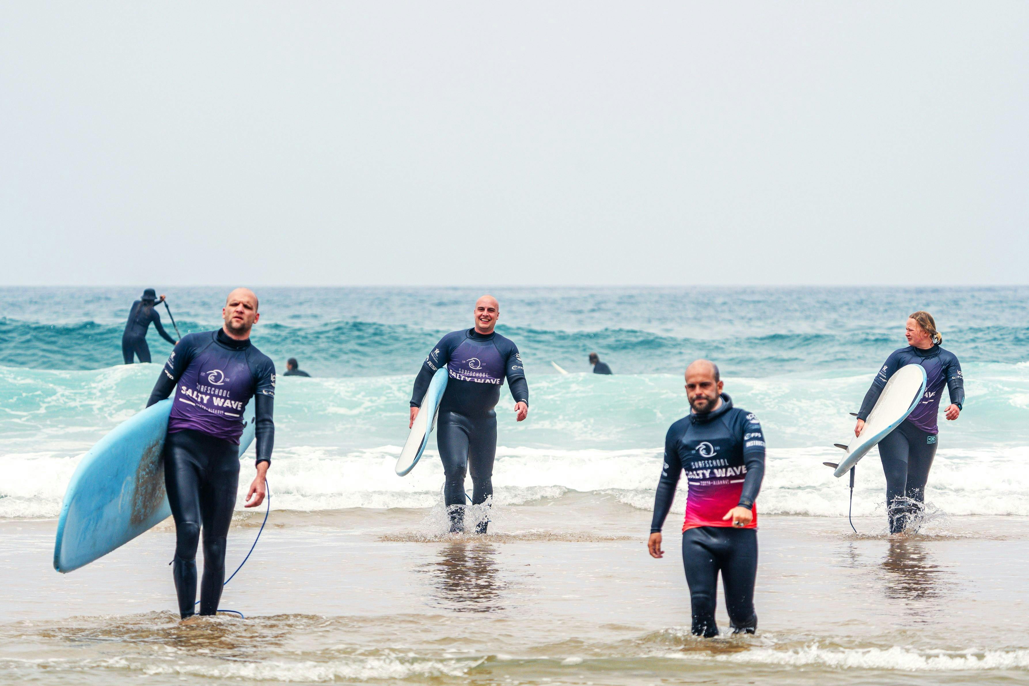 Salty Wave Surf School Lagos Leute, die eine Surfstunde in Lagos mit der Salty Wave Surf School Lagos nehmen.