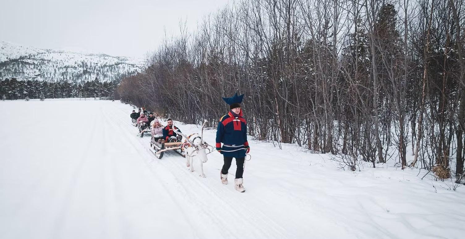 Paisajes impresionantes de montaña y mar, donde tienen lugar las experiencias de Sámi Siida Alta.
