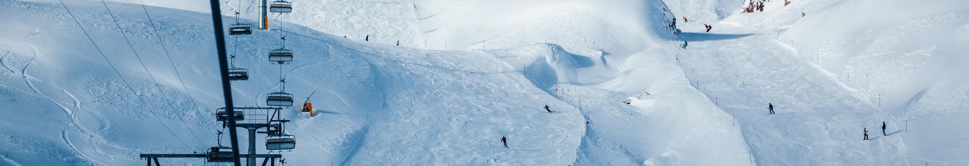 Erwachsene und Kinder beim Skifahren im Skigebiet Samnaun.