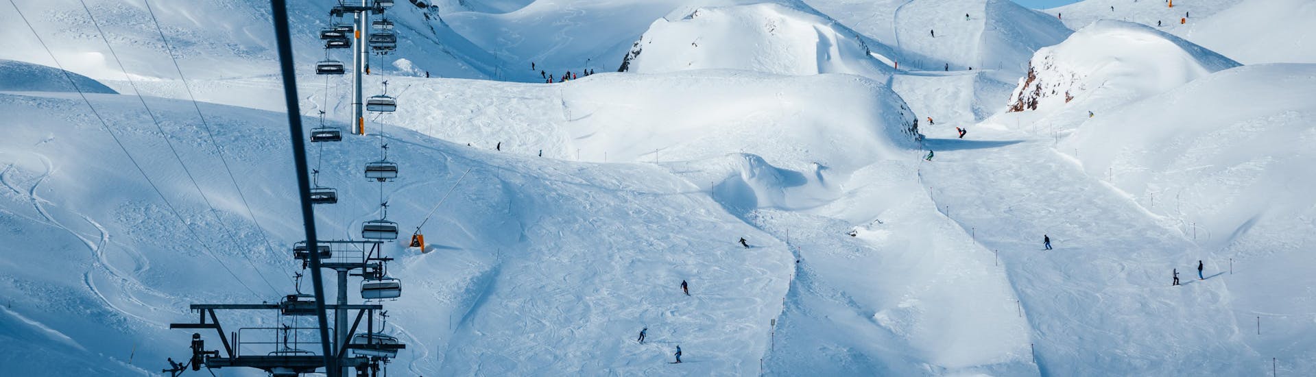 Vista del paesaggio montano soleggiato durante un corso di sci con scuole di sci a Samnaun.