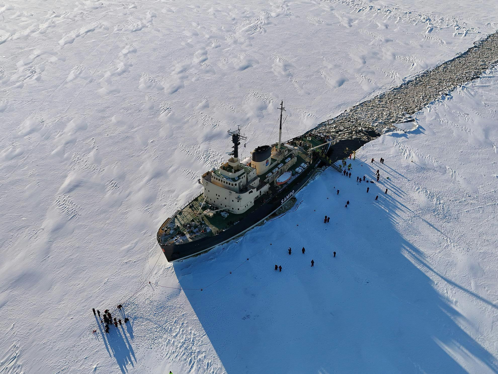 Paisajes impresionantes de montaña y mar, donde tienen lugar las experiencias de Experience 365 Lapland.