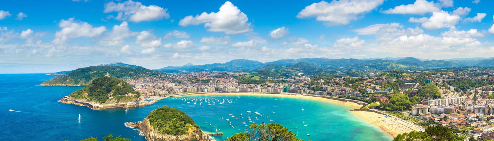 Vista de la bahía de Donostia en San Sebastián donde los proveedores de viajes en barco ofrecen sus excursiones.