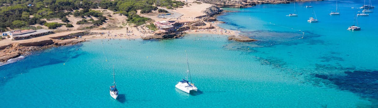 Sant Antoni de Portmany SEM Hero Plusieurs bateaux près de la côte de Sant Antoni de Portmany.