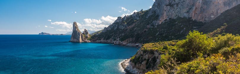 Blick auf den schönen Pedra-Felsen, an der Küstenlinie von Santa Maria Navarrese, Sardinien.