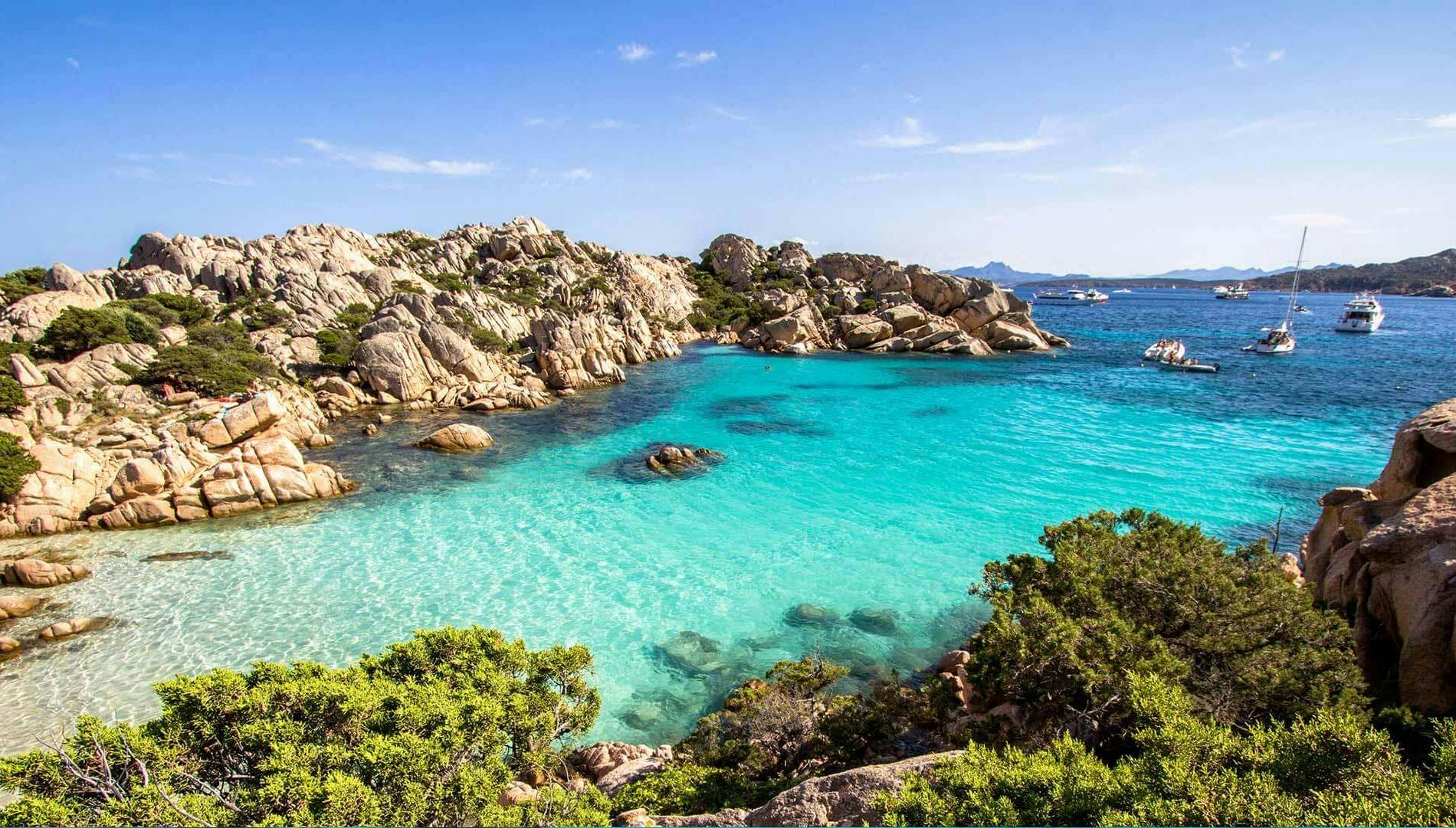 Sarda Service Marine Olbia Panorama mozzafiato con montagne e mare, dove hanno luogo le attività di Sarda Service Marine Olbia.