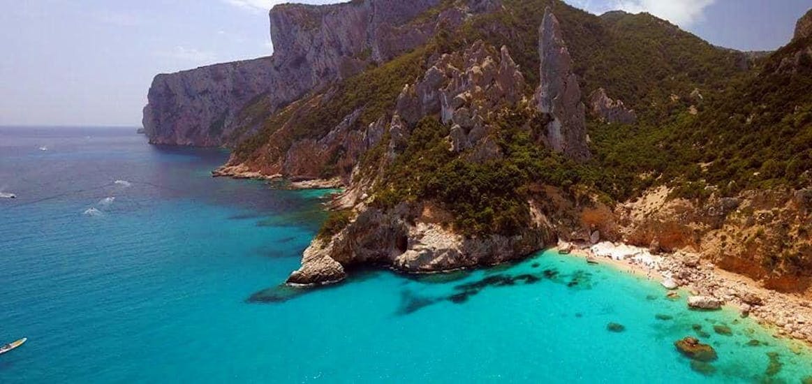 Vista mozzafiato di una spiaggia sarda durante una gita in barca con Sardinia Natural Park Tours.