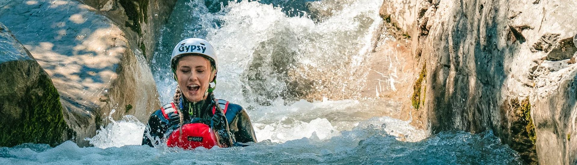 Bild einer Frau im Wasser während einer Canyoning-Aktivität in Saxeten.