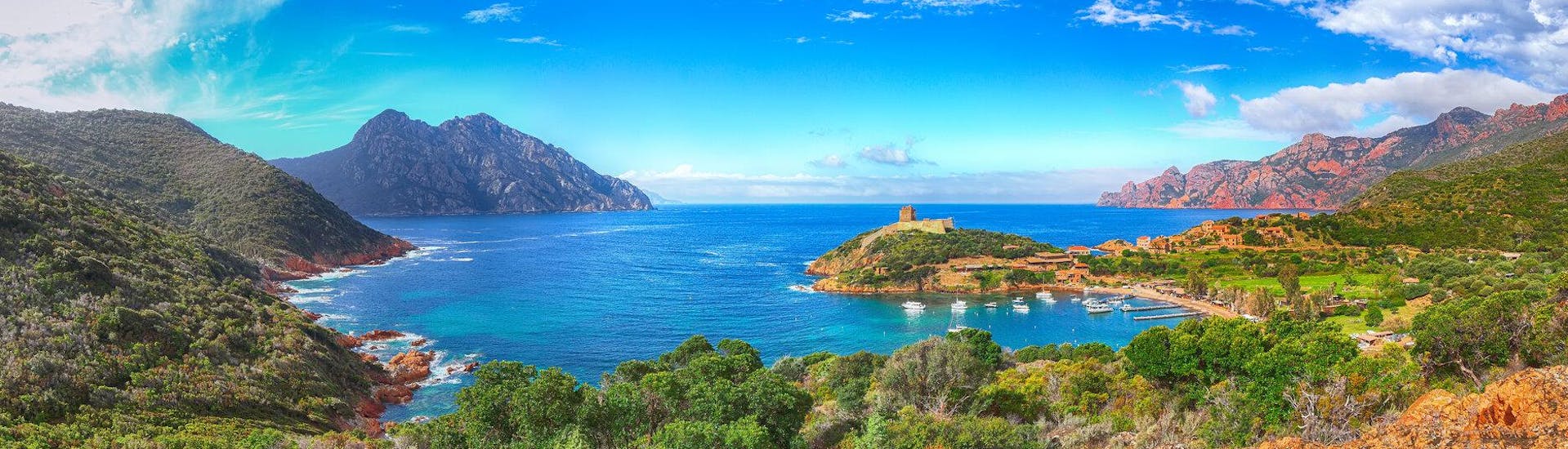 Blick auf die Bucht von Girolata im Naturschutzgebiet von Scandola, das ein beliebtes Ziel für Bootstouren auf Korsika ist.