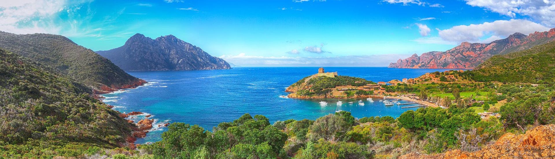 Eine Freundesgruppe macht eine Bootstour in der Urlaubsregion Korsika.