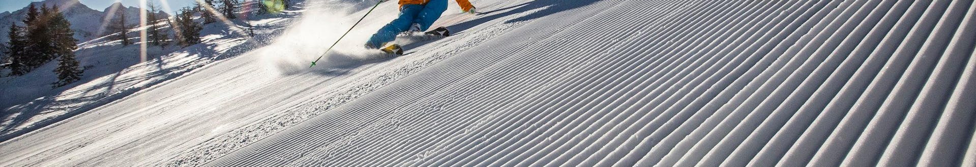 Erwachsene und Kinder beim Skifahren im Skigebiet Rohrmoos.