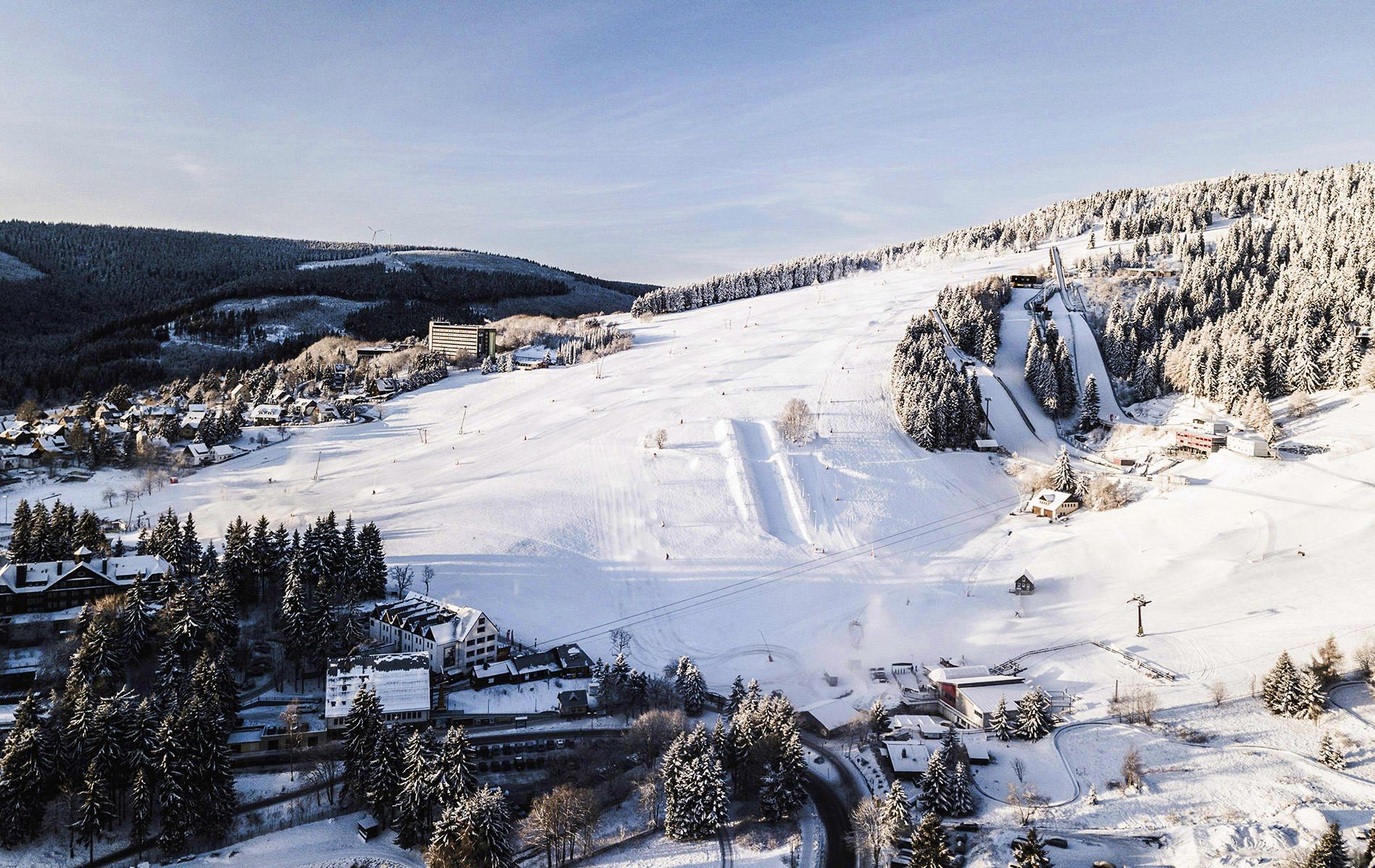 El paisaje nevado de Oberwiesenthal con teleféricos durante una clase de esquí con Schneesport Oberwiesenthal.