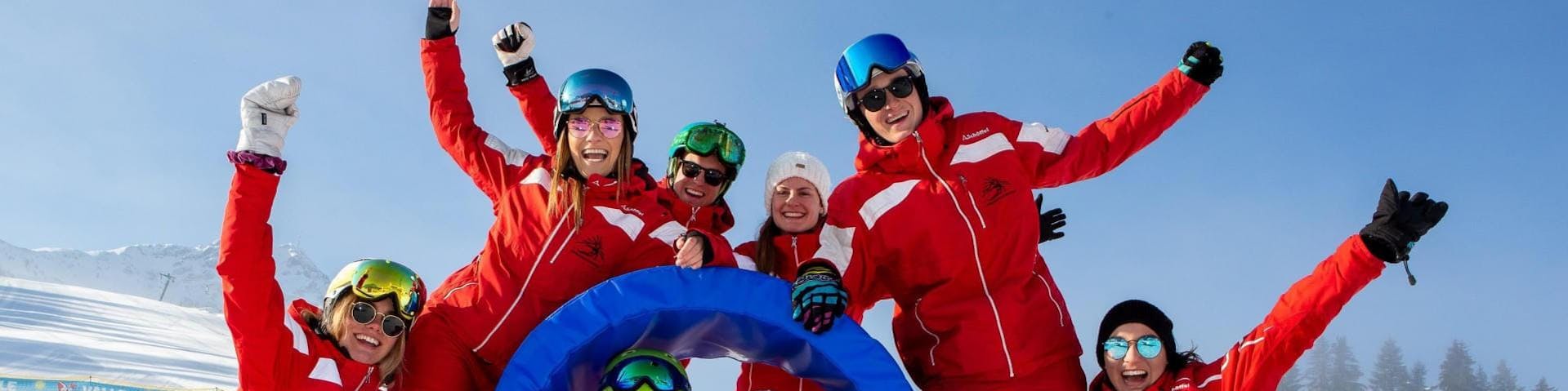 People having fun skiing and snowboarding with Schneesportschule Oberndorf.