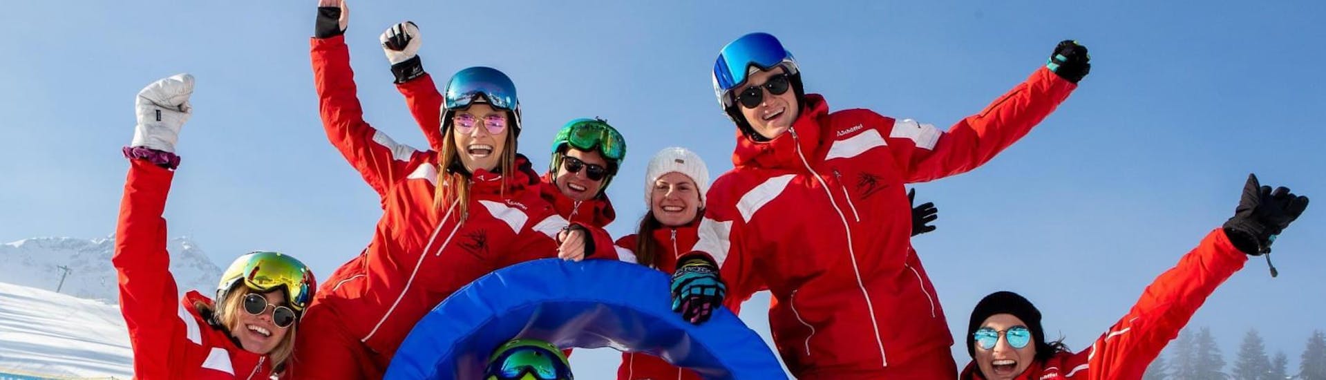 Menschen, die Spaß am Skifahren und Snowboarden mit der Schneesportschule Oberndorf haben.