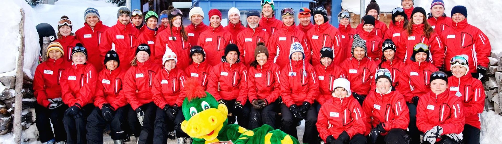 Skilehrerinnen und Skilehrer der Schweizer Skischule Nova Lenzerheide vor der Skischulhütte