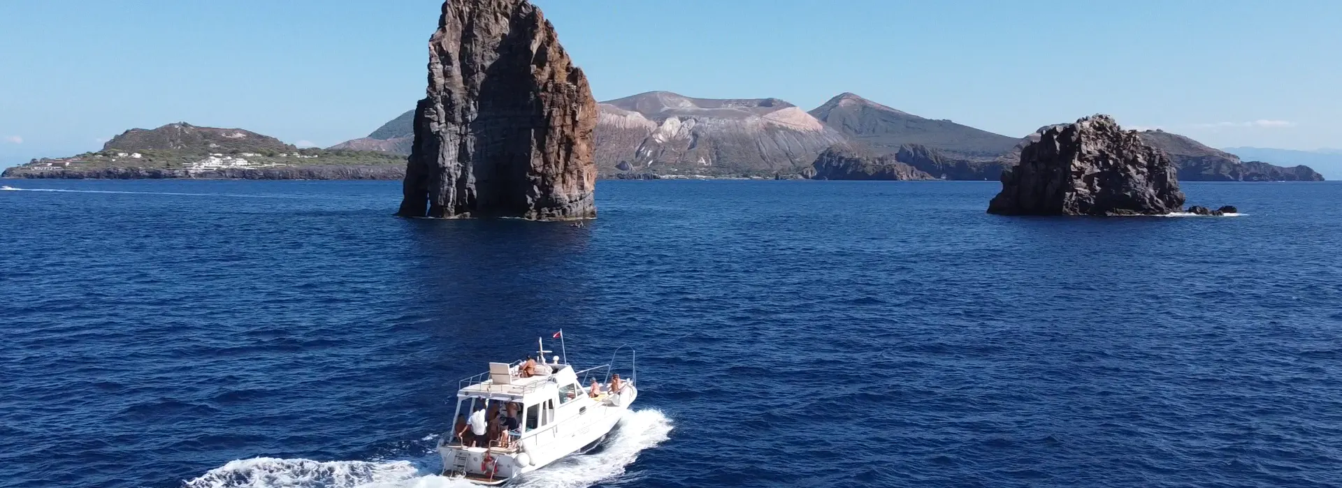 Tornado - Gite in barca alle Isole Eolie Beautiful landscapes showcasing mountains and sea, where the experiences of Tornado Gite in barca alle Isole Eolie are taking place.