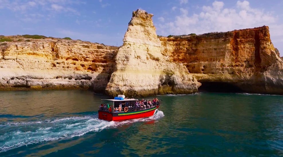 Participants on a motorboat enjoying a boat trip from Portimao to the Benagil Cave with Manguitu's.