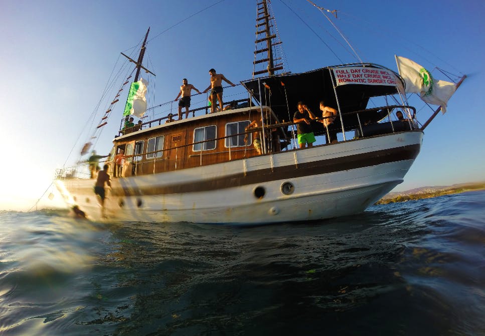 Screenshot 2022-07-14 085244 Panorama mozzafiato con montagne e mare, dove hanno luogo le attività di Venus Sea Cruises.