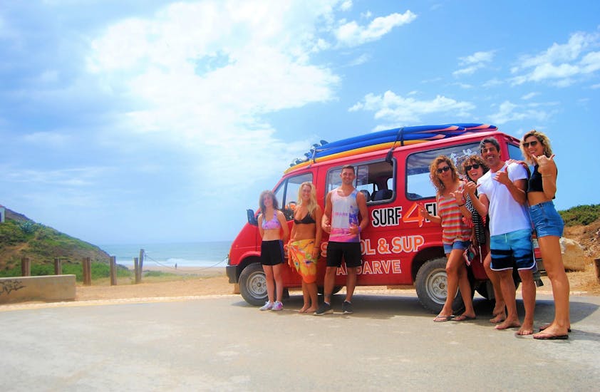 Un gruppo di persone sorride davanti al furgone di Surf4Fun Albufeira, una scuola di surf e sup di Albufeira.