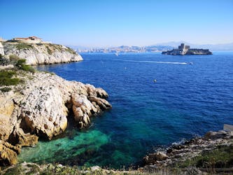 Vue de Marseille depuis l'archipel du Frioul, un des destinations de prédilection pour la plongée et le snorkeling sur la Côte d'Azur.