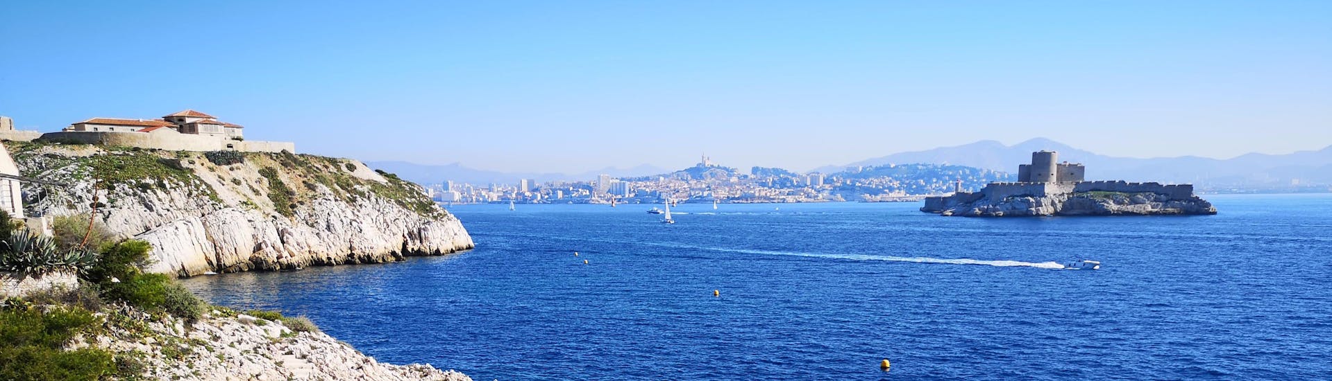 Vue de Marseille depuis l'archipel du Frioul, un des destinations de prédilection pour la plongée et le snorkeling sur la Côte d'Azur.