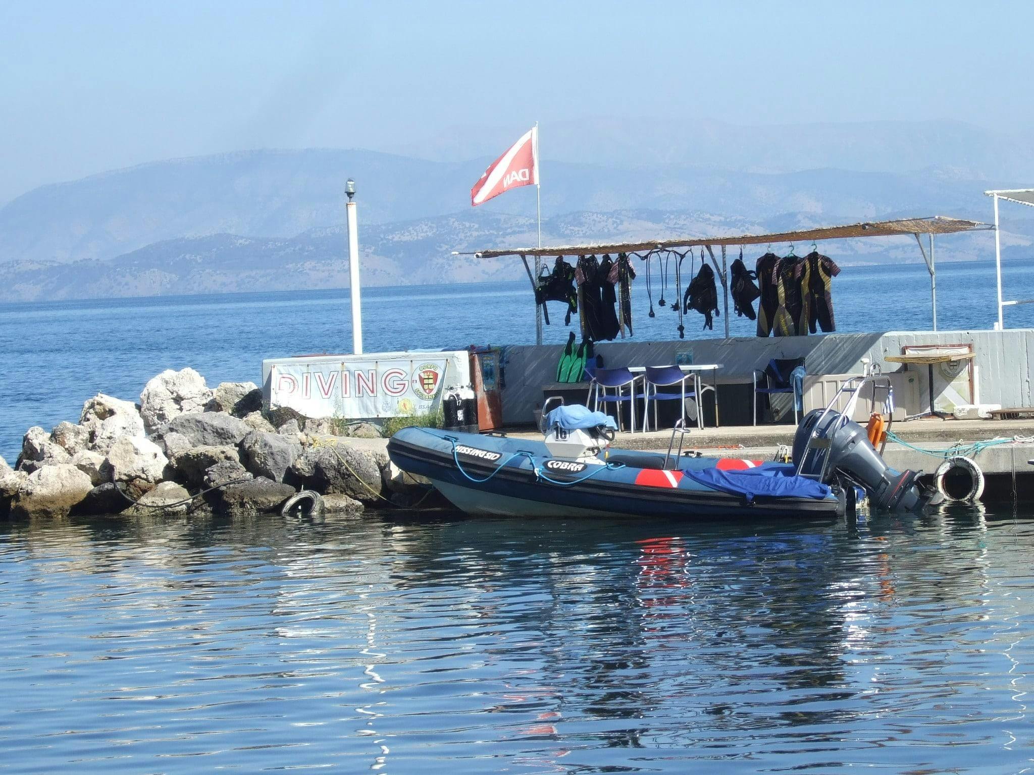 scubanauts-corfu-diving-center-hero Magnifique paysage de montagnes et de mer, où se déroulent les activités de Scubanauts Corfu Diving Center.