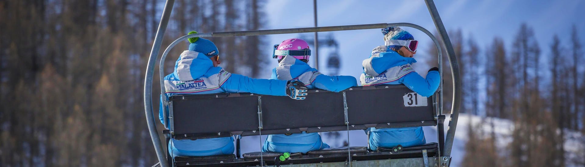 Maestri di sci su una seggiovia a Sauze d'Oulx.