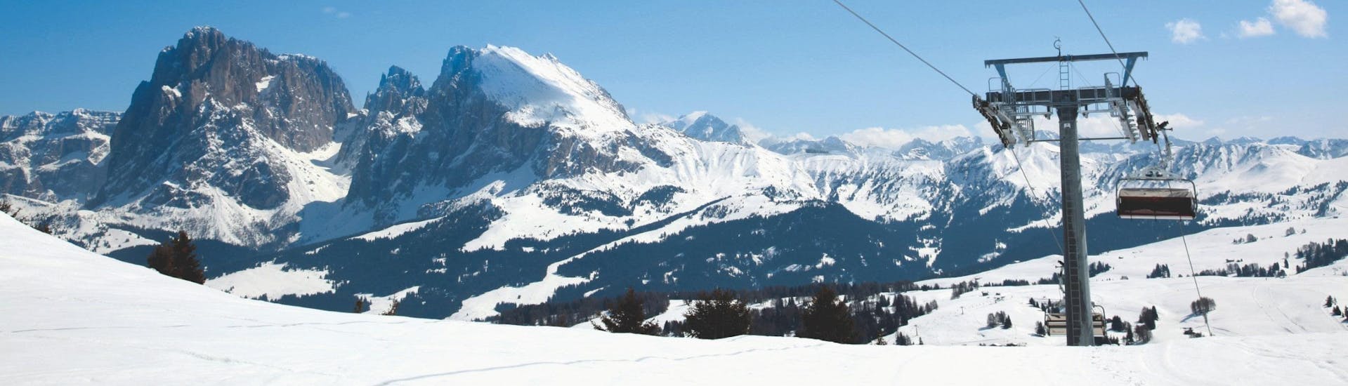 Vista del paesaggio montano soleggiato durante un corso di sci con scuole di sci all'Alpe di Siusi.