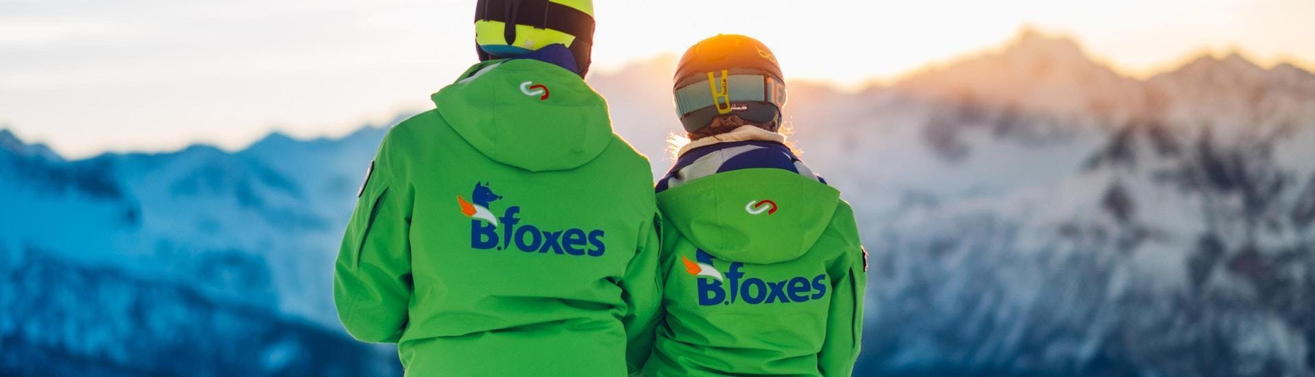 Zwei glückliche Skifahrer nach dem Skikurs in der Skischule Scuola di Sci B.foxes im Skiresort Bardonecchia.