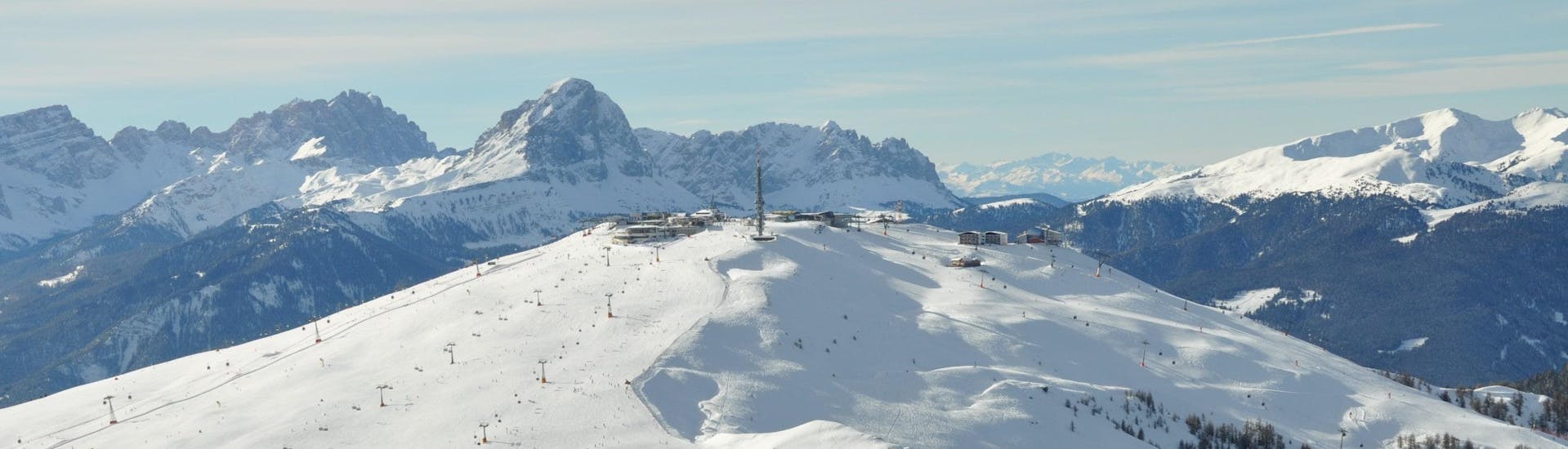 Vista del paesaggio montano soleggiato durante un corso di sci con scuole di sci a Plan de Corones.