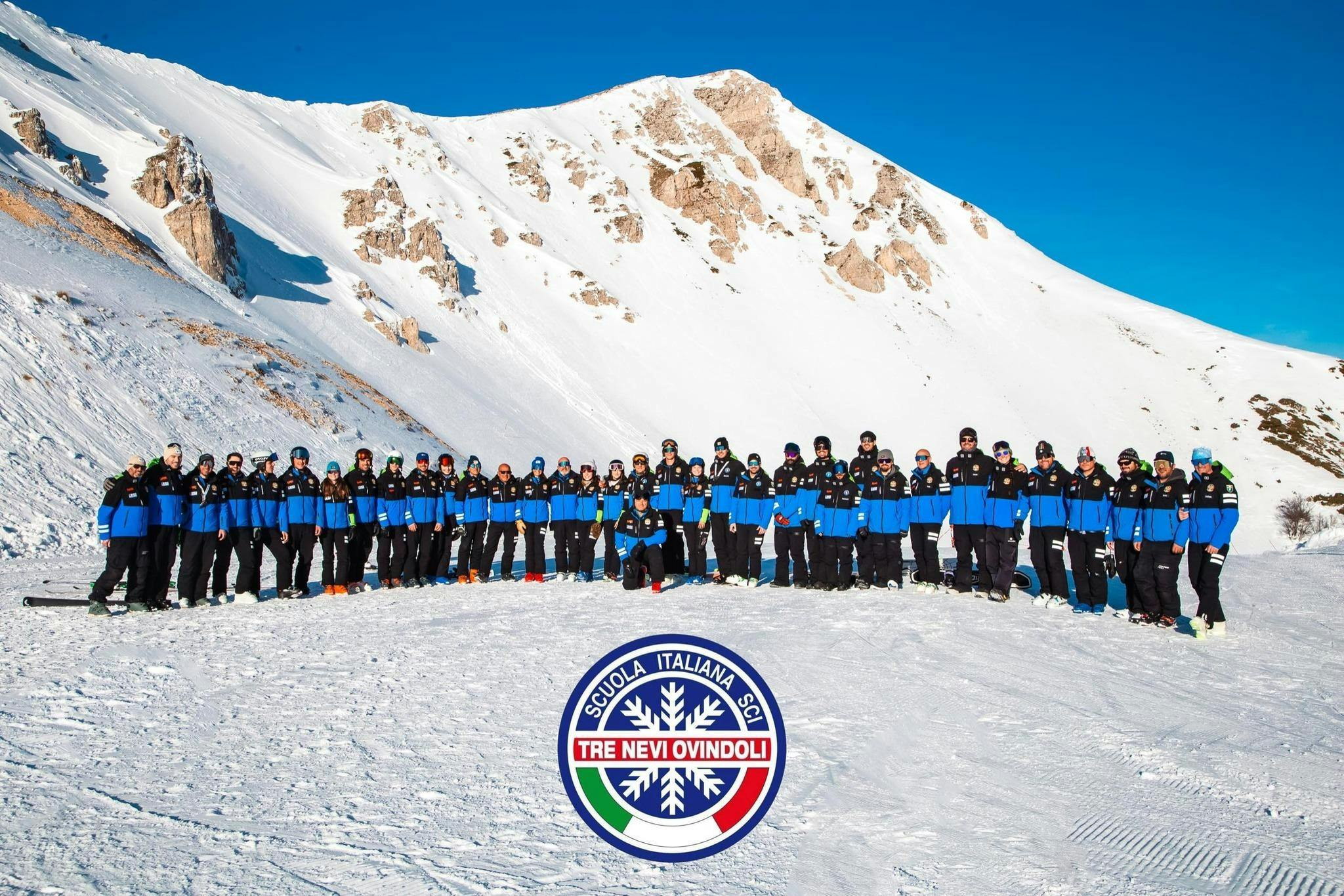 Panorama mozzafiato con montagne e mare, dove hanno luogo le attività di Scuola di Sci Tre Nevi Ovindoli.