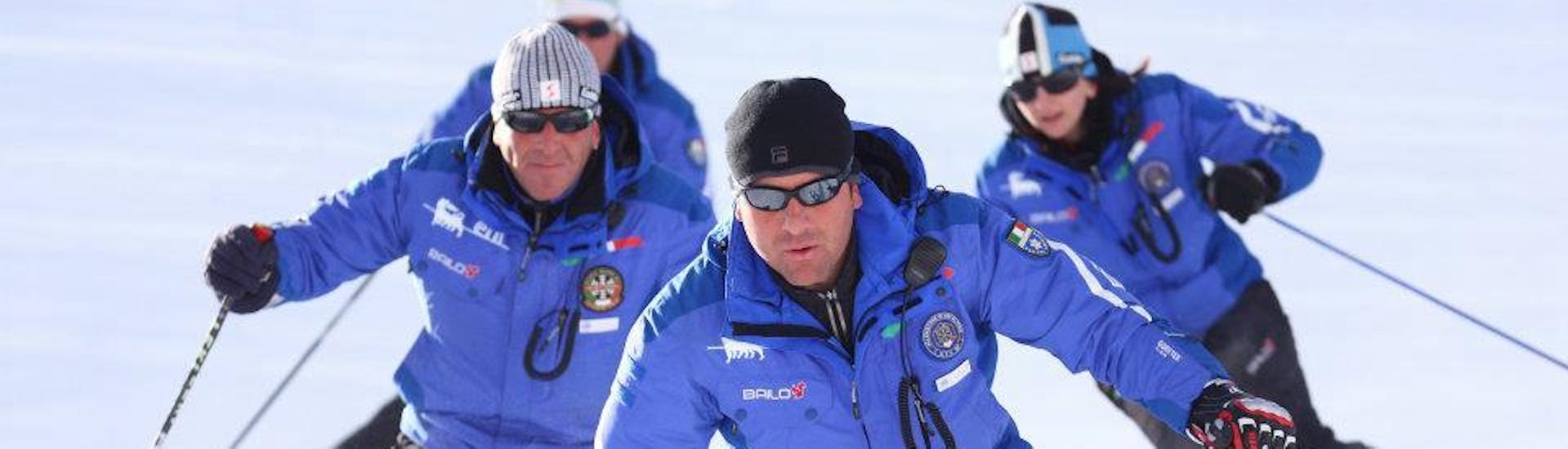 Un gruppo di maestri di sci della dalla Scuola di Sci Tre Nevi Ovindoli sta scendendo in sicurezza una delle piste del comprensorio sciistico di Ovindoli sul Monte Magnola.