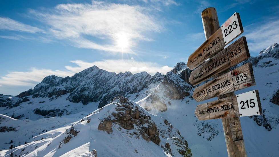 Ausblick auf die schneebedeckten Berggipfel des Skigebiets Cortina d'Ampezzo, wo die Snowboardschule Scuola di Snowboard Boarderline ihre Snowboardkurse anbietet.