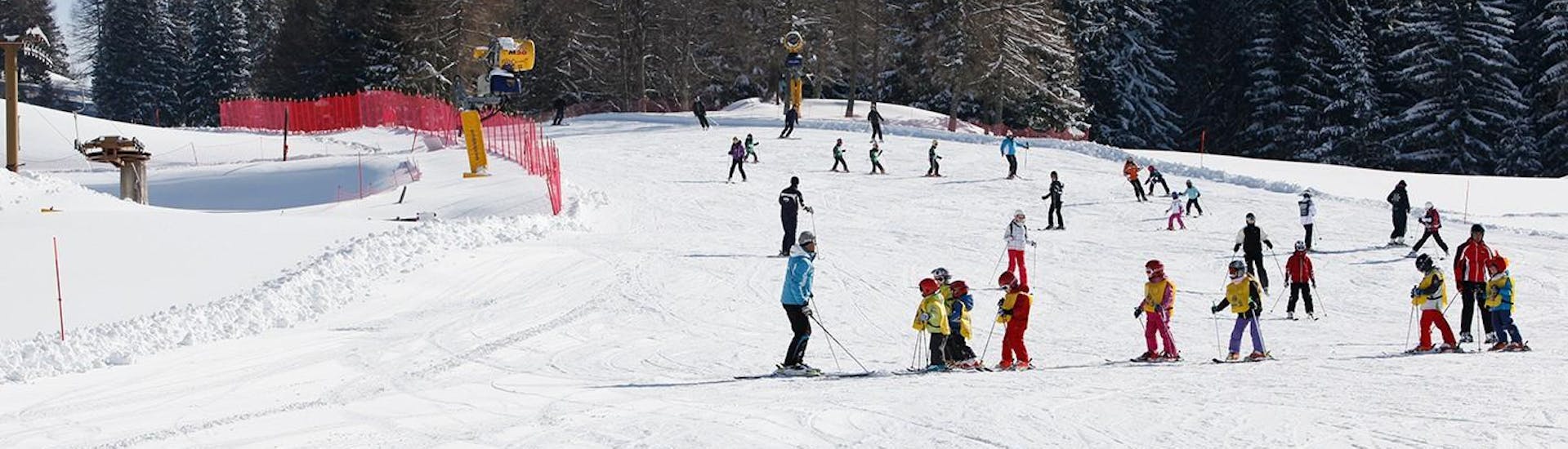 Un gruppo di bambini scia in pista durante una lezione di sci a Folgaria con la Scuola Italiana Sci Folgaria - Fondo Grande.