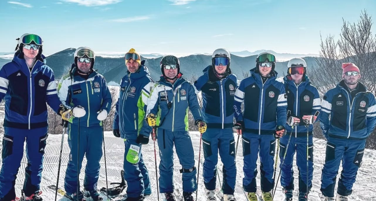 Scuola Sci Alta Quota Roccaraso Panorama mozzafiato con montagne e mare, dove hanno luogo le attività di Scuola Sci Alta Quota Roccaraso.