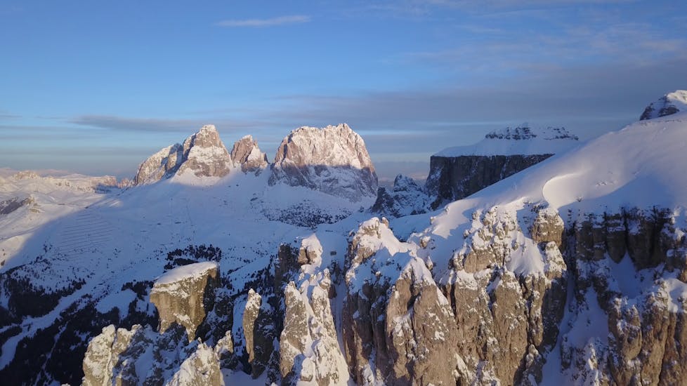 Una bellissima vista delle Dolomiti dalle piste di sci di Arabba durante le lezioni di sci con Scuola Italiana Sci Arabba.