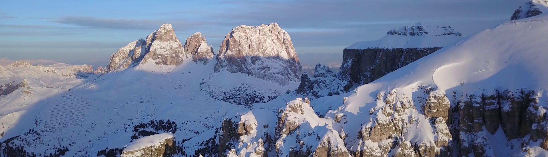 Una bellissima vista delle Dolomiti dalle piste di sci di Arabba durante le lezioni di sci con Scuola Italiana Sci Arabba.