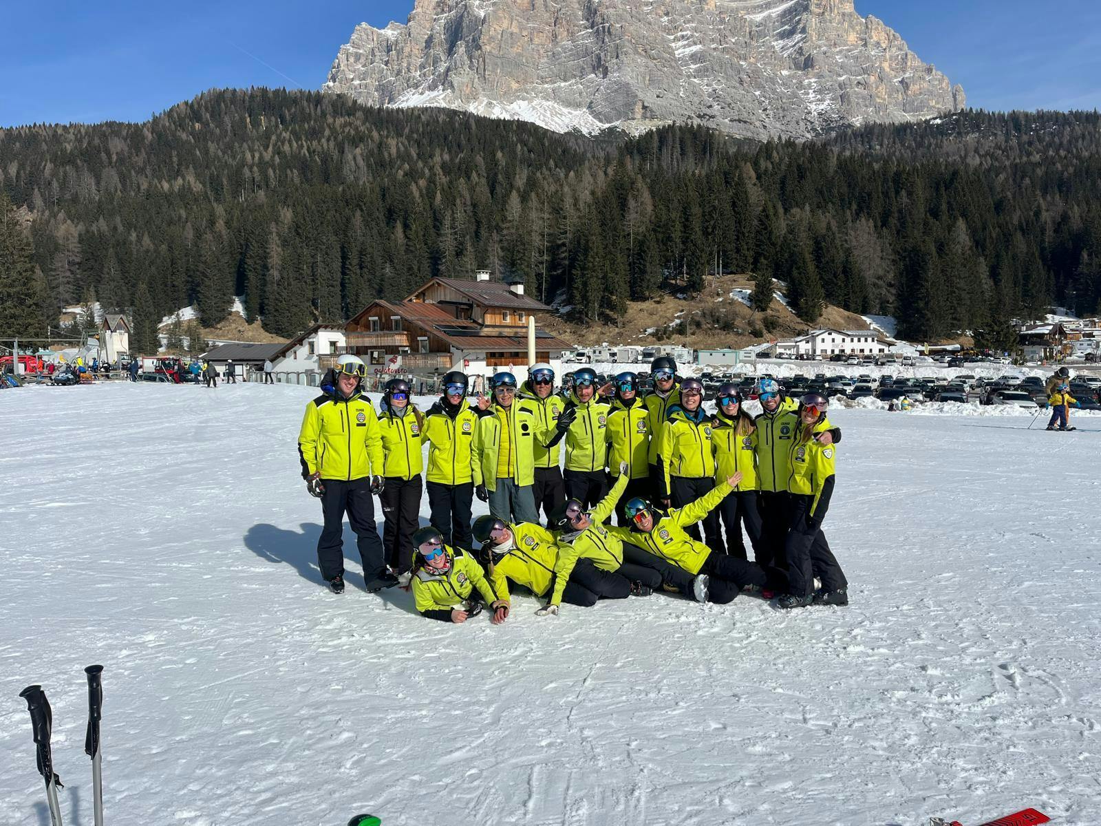 Prachtige landschappen met bergen en zee, waar de ervaringen van Scuola Sci Coldai Alleghe plaatsvinden.