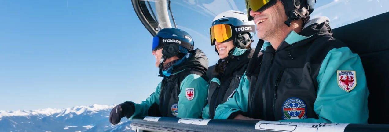 Scuola Sci e Snowboard Roc Brunico Beeindruckende Landschaften mit Bergen und Meer, wo Aktivitäten von Scuola Sci e Snowboard Roc Brunico stattfinden.