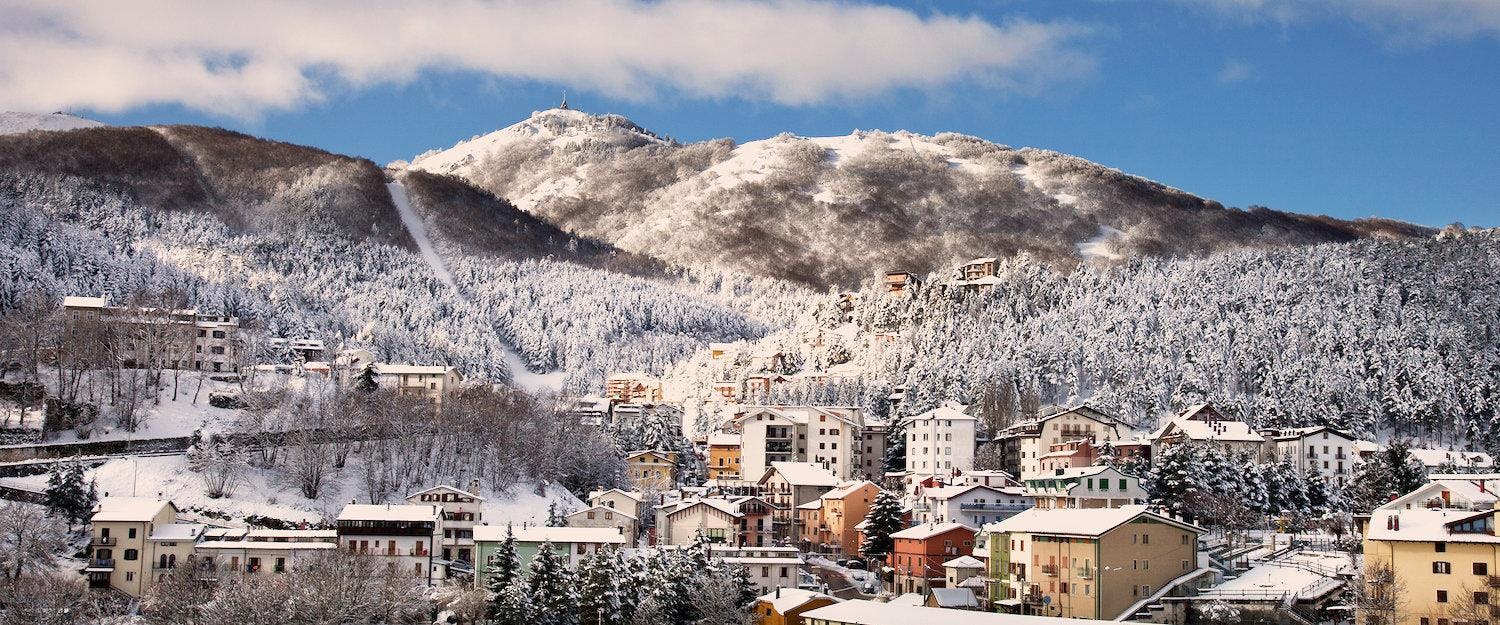 Scuola Sci Pizzalto Roccaraso Vista de Roccaraso nevada.