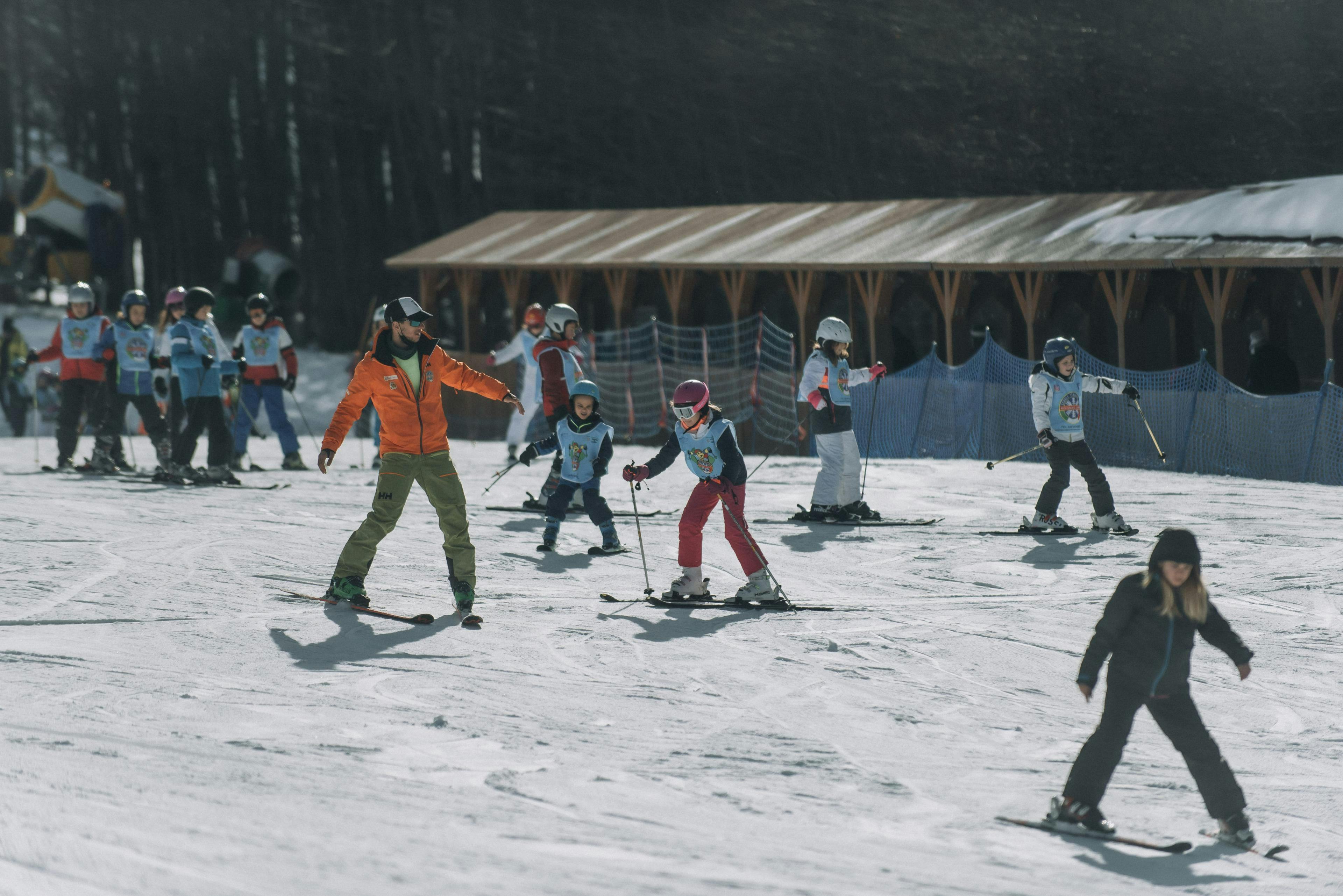 Skischule Riolunato Cimone Beeindruckende Landschaften mit Bergen und Meer, wo Aktivitäten von Skischule Riolunato Cimone stattfinden.