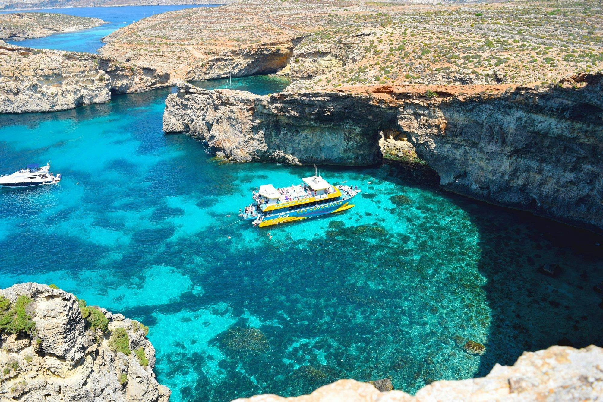 Sea Adventure Excursions Bugibba Prachtige landschappen met bergen en zee, waar de ervaringen van Delete1552 plaatsvinden.