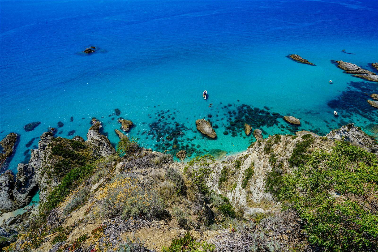 Mondo Blu Diving Capo Vaticano Paisajes impresionantes de montaña y mar, donde tienen lugar las experiencias de Mondo Blu Diving Capo Vaticano.