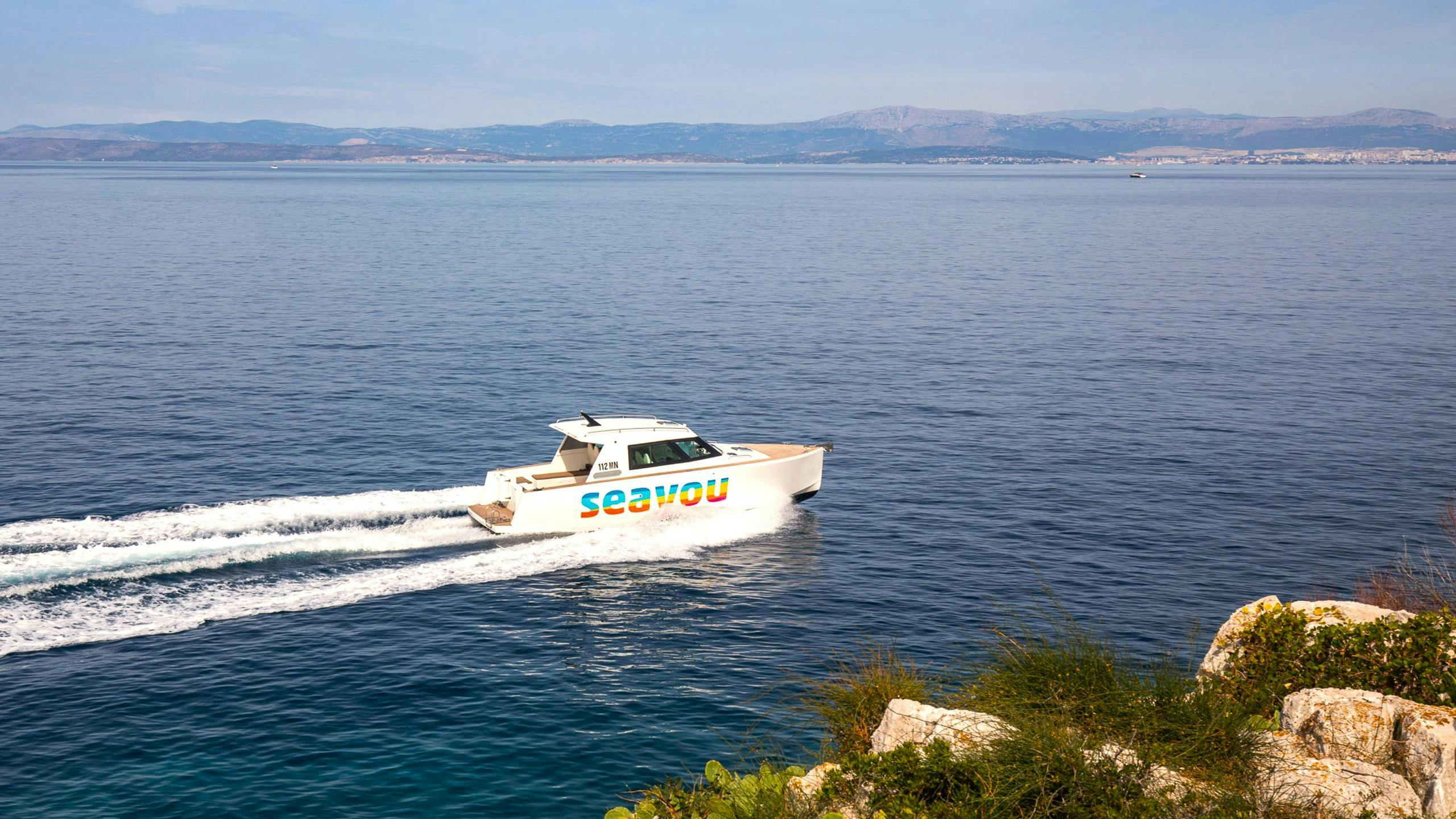 SeaYou Croatia Magnifique paysage de montagnes et de mer, où se déroulent les activités de SeaYou Croatia.
