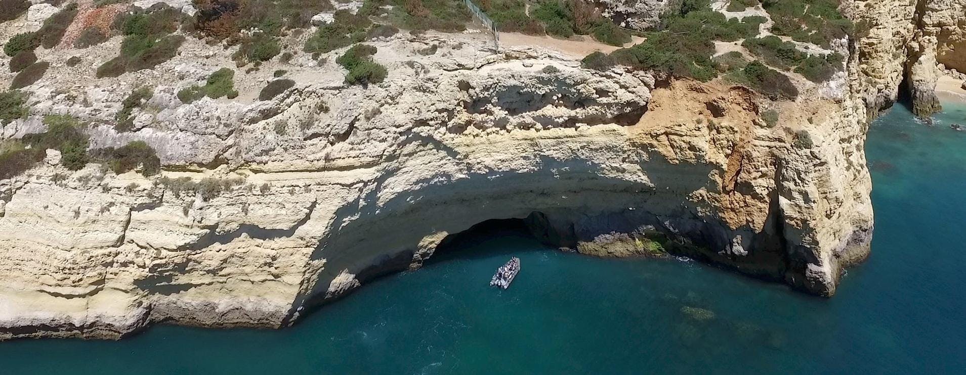 Seadventure Boat Trips Algarve Beeindruckende Landschaften mit Bergen und Meer, wo Aktivitäten von Seadventure Boat Trips Algarve stattfinden.