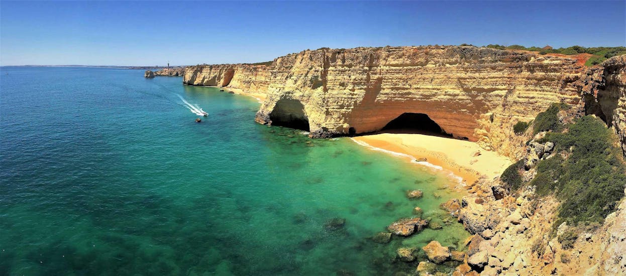 Una vista de la costa del Algarve, donde Seasiren Tours ofrece tours en barco a la Cueva de Benagil.