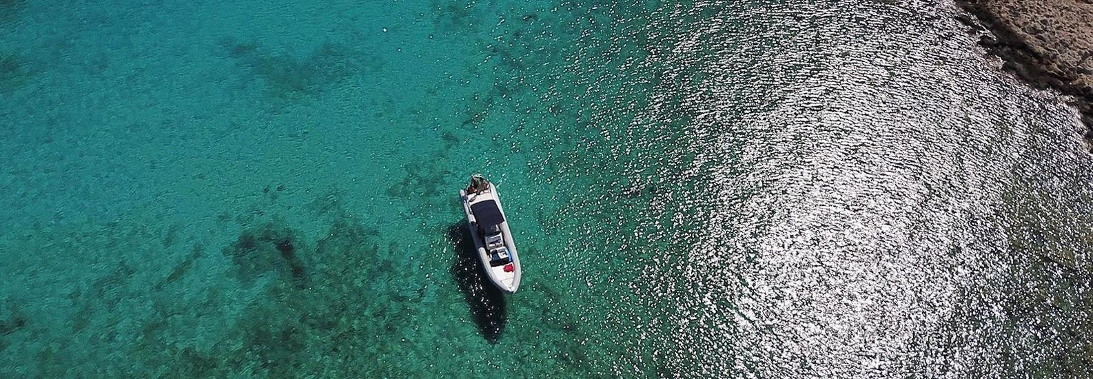 Foto van een van de RIB boten aan de Kretenzische kust, gehuurd door SEAze The Day Kreta.