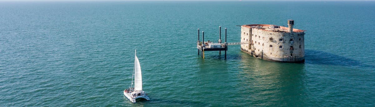 Fort Boyard SEM Hero Een catamaran vaart vlak langs het beroemde Fort Boyard.