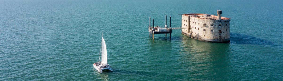 Fort Boyard SEM Hero Un catamarano naviga vicino al famoso Fort Boyard.